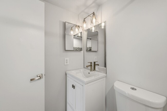 Building Photo - Fairwinds. Renovated and Updated. Spacious 2 bed 2 bath ground level condo in Annapolis!