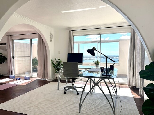 Building Photo - Beautifully Renovated 2 bedroom Penthouse with a Roof-Top Loft and Lanai!