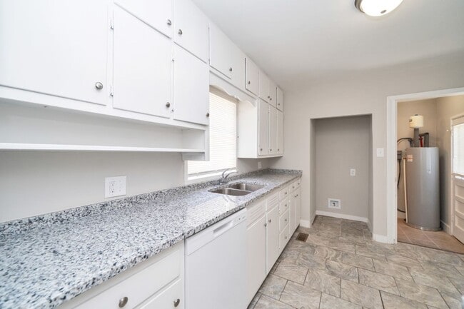 Building Photo - Super Cute & Spotless Corner Lot Home in Bessemer