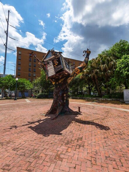 Building Photo - 201 Magazine St