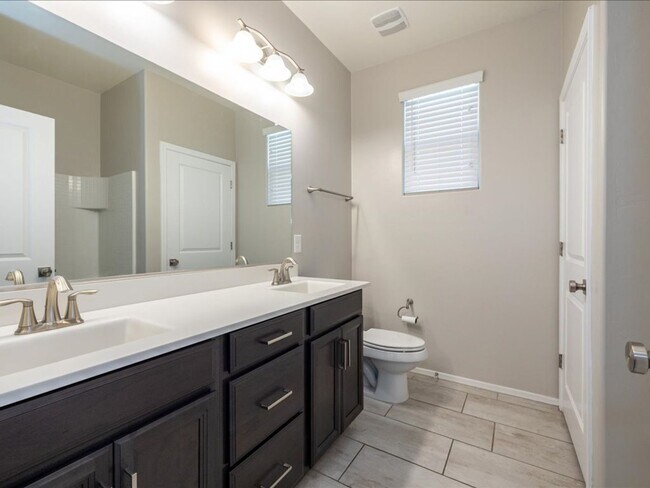 Building Photo - 4 Bedroom 2 Bathroom