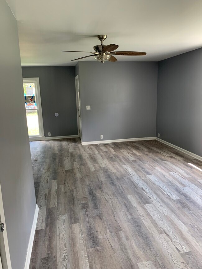 Building Photo - 447 Country Club Dr