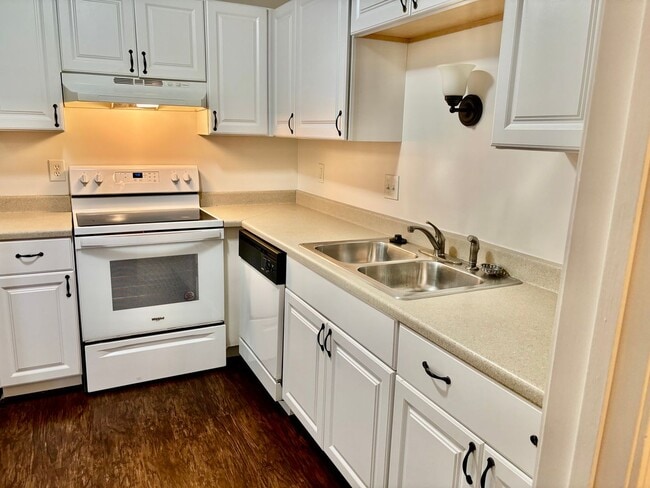 Building Photo - 3 bedroom/1.5 bathroom-Courthouse Green