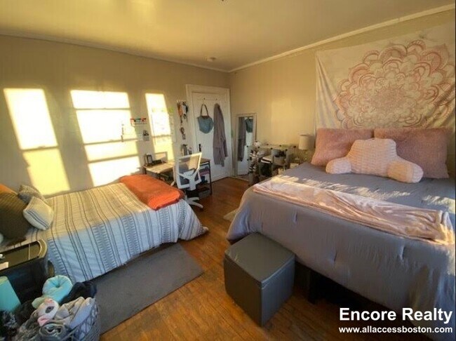 Building Photo - 448 Park Dr