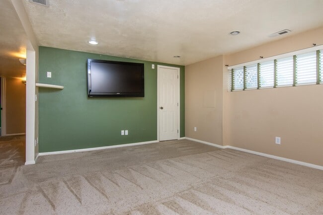Building Photo - 1585 Rundquist Dr