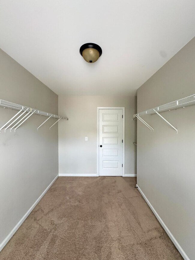 Building Photo - Spacious 4 Bed 2.5 Bath Fayetteville Home