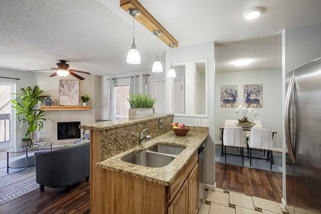Building Photo - 2 Bedroom/2 Bathroom Condo - Aurora - Lowe...