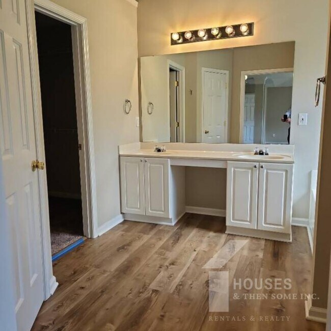 Building Photo - 210 Stapleford Park Dr