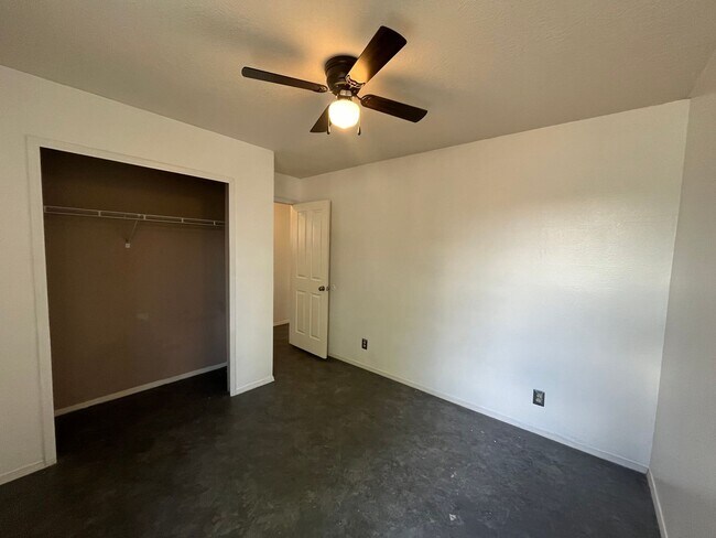Building Photo - Cute 3 Bedroom 2 Bathroom Home In Rio Rancho!
