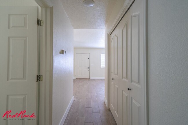 Building Photo - Small Dog Friendly! 3 Bedroom Single-Level...