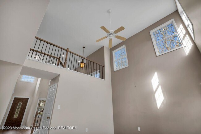 Building Photo - 9 Dolphin Ct