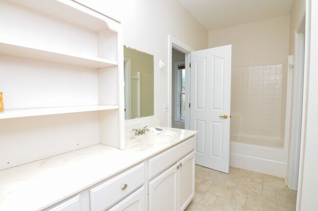 Building Photo - 604 Georgian Way