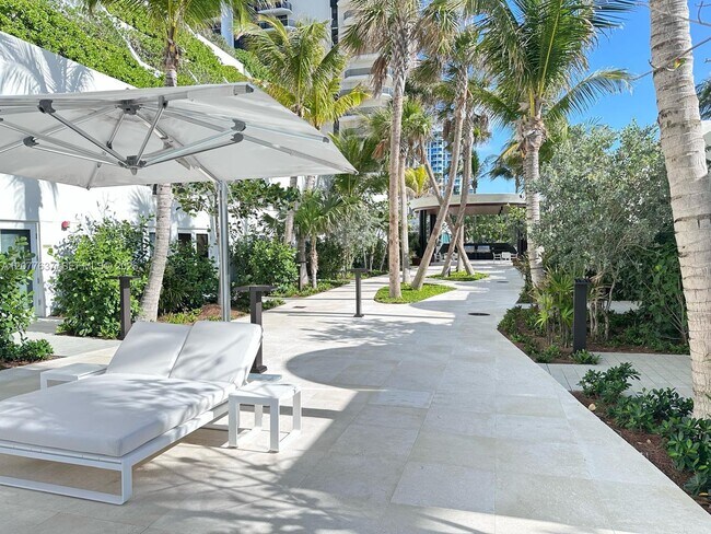 Building Photo - 6365 Collins Ave