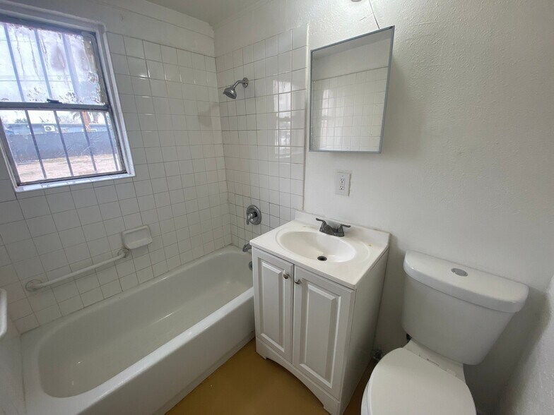 Building Photo - 1130 Laurel Ave