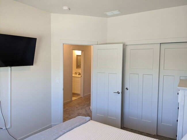 Building Photo - FULLY FURNISHED 3 Bed Luxury End Unit Townhome backs to Nature