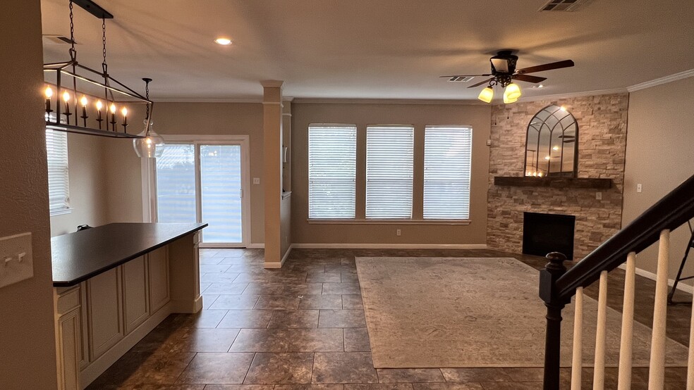 Open concept family room - 18439 Rogers Bend