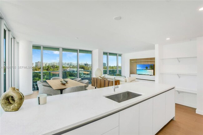 Building Photo - 9221 E Bay Harbor Dr