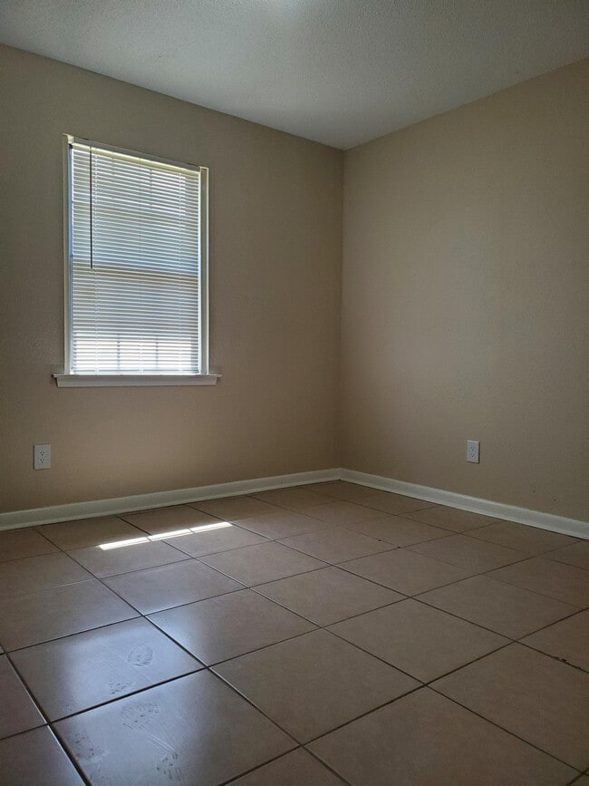 Building Photo - 1805 Courtney Dr
