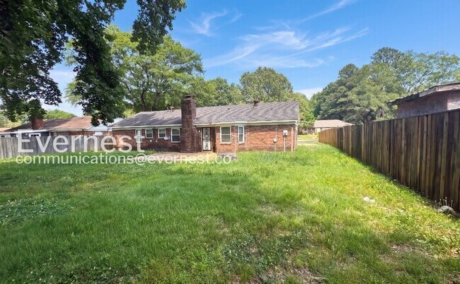 Building Photo - 3 Bed/2 Bath Home with Carport / Vouchers Accepted /Available Now!