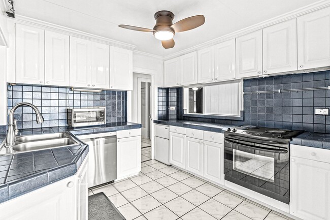 Building Photo - Charming 2BR/1BA Home with Stunning Ocean ...