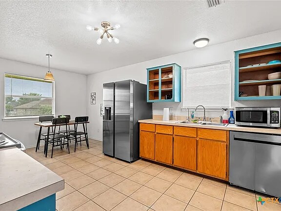 Building Photo - 2011 Agate Dr