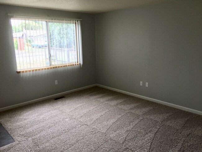 Building Photo - Spacious 3 bdrm/1.5 bath, Garage, Fenced B...