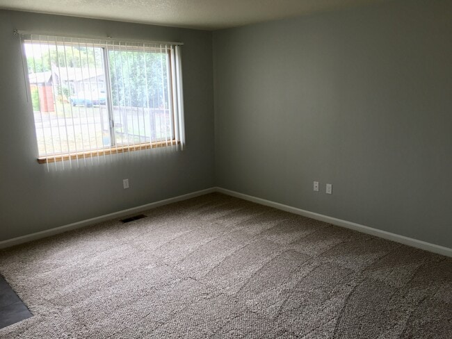 Building Photo - Spacious 3 bdrm/1.5 bath, Garage, Fenced Backyard in Brentwood-Darlington!