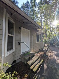 Building Photo - Large 3 Bedroom Corner Unit in The Heart of Gig Harbor! Available Now! $500 Off 1st MONTHS RENT!