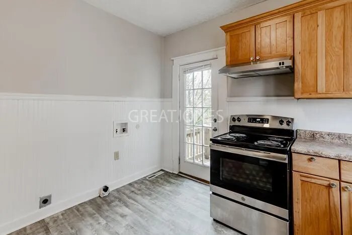 Building Photo - 808 3rd St SE