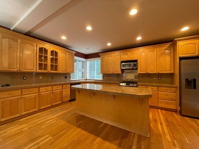 Building Photo - 5 Bed 2.5 Bath + a Den in Tigard/Bull Mountain - Solar Panels, Central A/C and More!