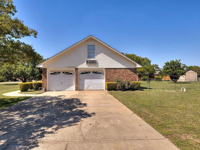 Building Photo - 2605 Nicholson Dr