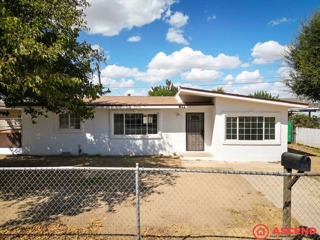 Building Photo - Cute Home MOVE IN SPECIAL In Central Baker...