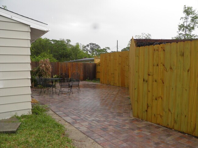 Building Photo - 402 Marlowe Dr