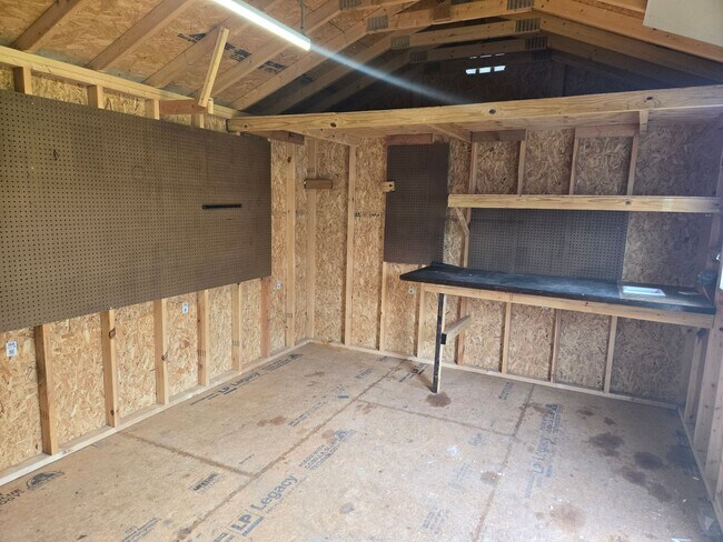 Building Photo - Country living in the city!!!