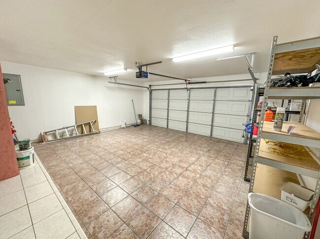 Building Photo - 715 Lake View Dr
