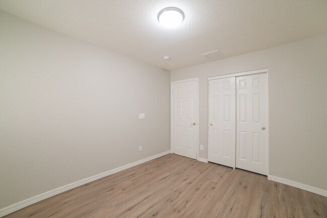 Building Photo - 6518 W Red Fox Rd