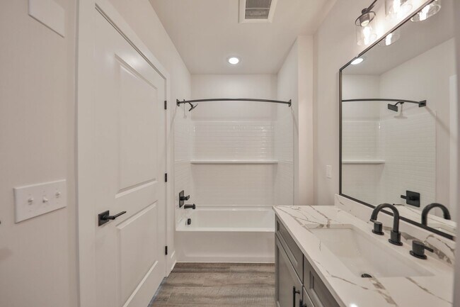 Building Photo - Brand New Luxury unit on Broadway in Bangor!