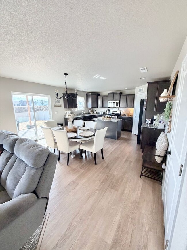 Building Photo - Like New Home for Rent on Truscott!