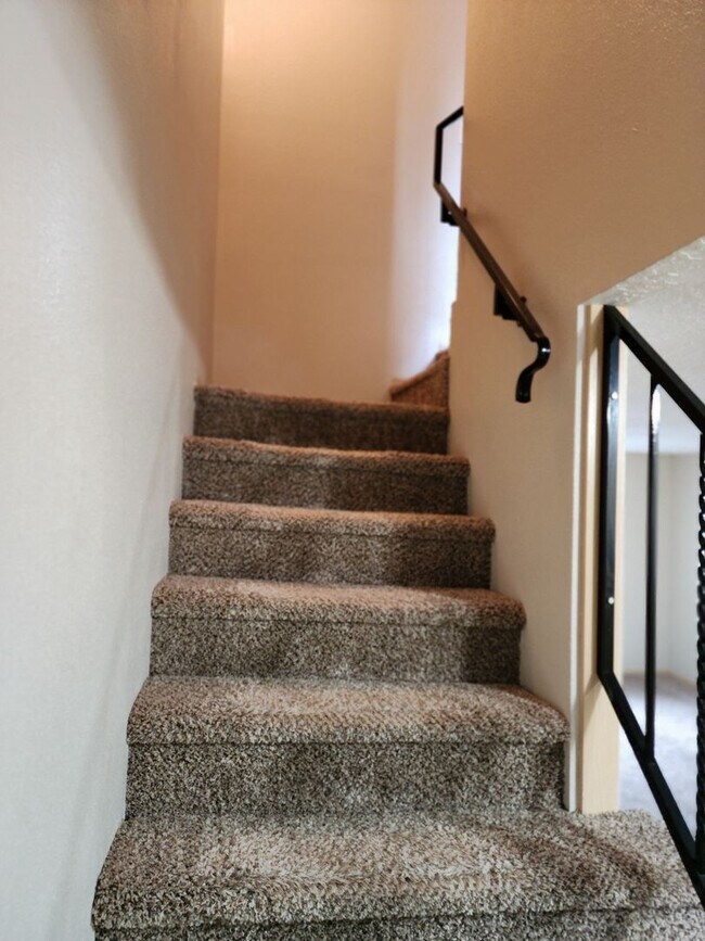 Building Photo - HALF  OFF  1ST  FULL  MONTH'S  RENT   Pet-friendly Townhouse Near Parks and Downtown Newberg - Sh...