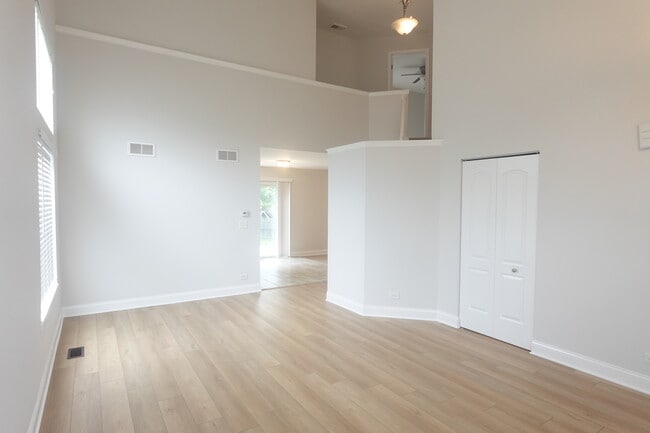 Building Photo - 337 S Arrowhead Ct