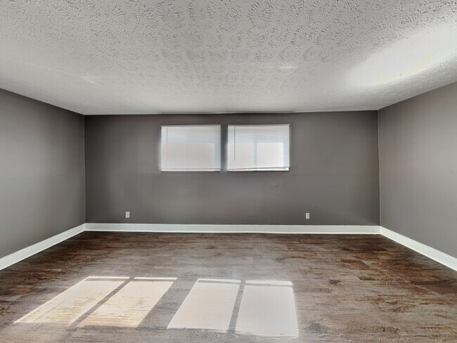 Building Photo - 107 E 16th Ave
