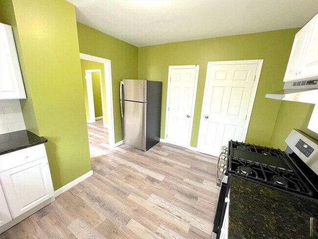 Building Photo - 156 Grinnell St