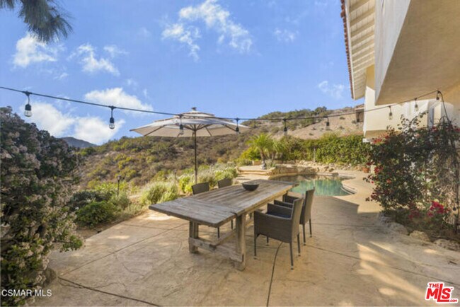 Building Photo - 987 Brookview Ave