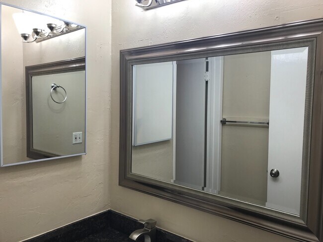 Building Photo - Make This Condo A Place You Can Call Home!!