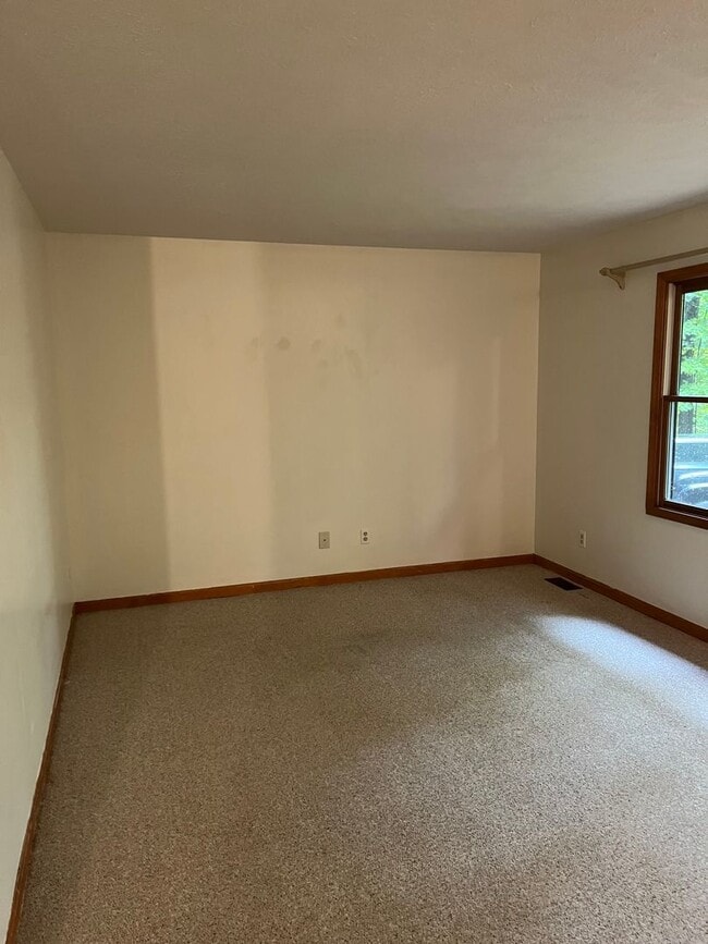 Building Photo - 2 BEDROOM HOME NEAR SPIDER LAKE