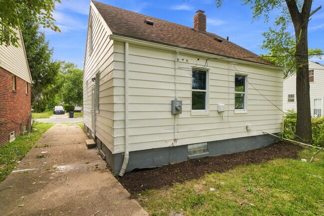 Building Photo - 8650 Greenview Ave