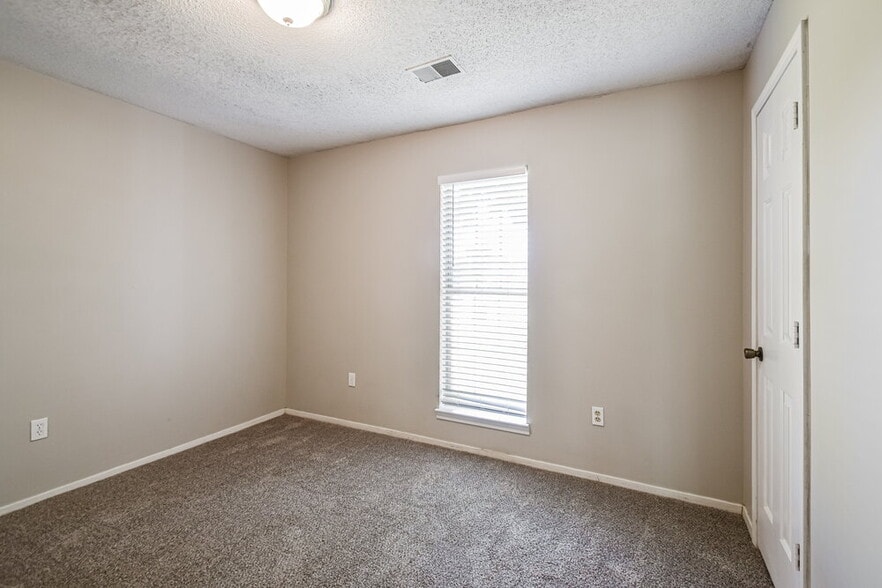 Building Photo - 10378 Yates Dr