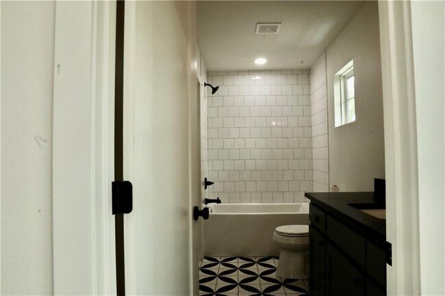 Building Photo - 858 NW B St