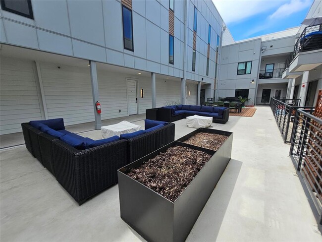 Building Photo - 2220 Webberville Rd