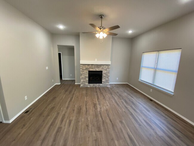 Building Photo - Great spacious home in Willard